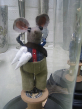 Vox Populi-kleine Maus auf  Garnrolle