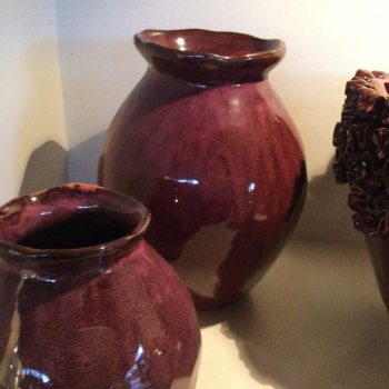 2 kleine dunkelrote Vasen