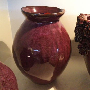 2 kleine dunkelrote Vasen