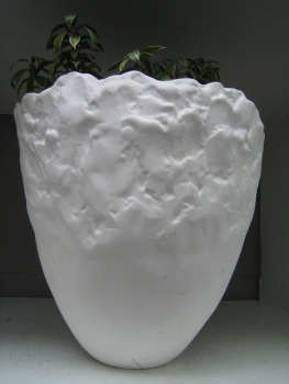 Schön gemusterte Vase aus Knochenporzellan
