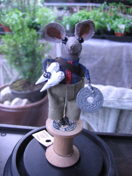 Vox Populi-kleine Maus auf  Garnrolle